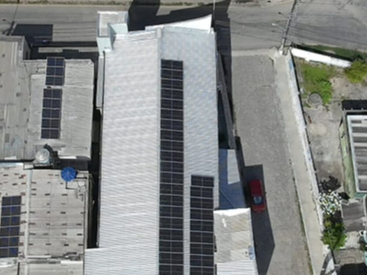 Complexo comercial com painéis solares